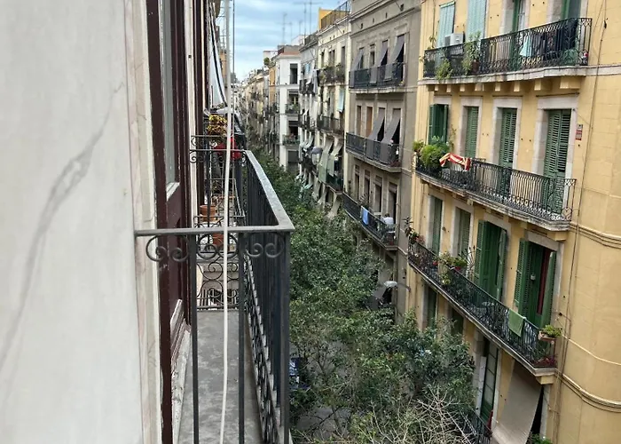 Central And Basic Universitat For Young Hostel Barcelona